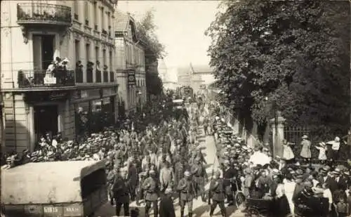 Foto Ak Mulhausen Mühlhausen Elsass Bas Rhin, Straße, Deutsche Soldaten, I. WK