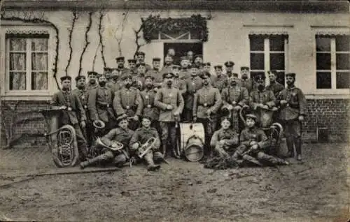 Ak Königlicher Musikmeister Max Hempel mit seiner Kapelle im Felde, Combles, 1914