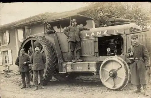 Foto Ak Deutsche Soldaten in Uniformen, Traktor Lanz 174, I. WK