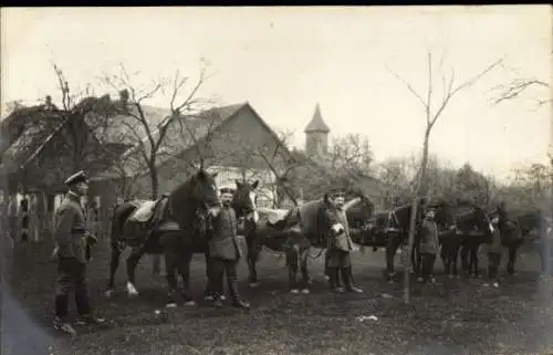 Foto Ak Gunsbach Günsbach Elsass Haut Rhin, Pferdeappell, 1917, Deutsche Soldaten in Uniformen