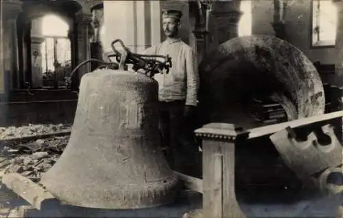 Foto Ak Schweighouse Thann Schweighausen Elsass Haut Rhin, Deutscher Soldat in Uniform, Glocke, 1915
