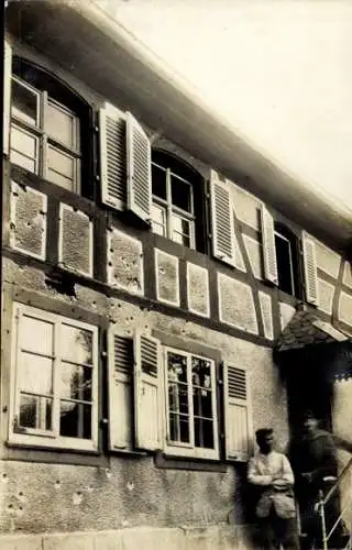 Foto Ak Bernwiller Bernweiler Elsass Haut Rhin, Wohnhaus, Soldaten