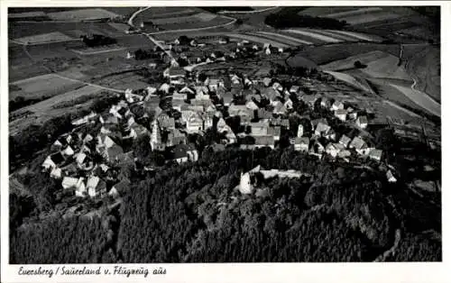 Ak Eversberg Meschede im Sauerland, Fliegeraufnahme vom Ort