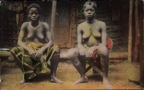 Ak Eingeborenenhütte in Westafrika, zwei Frauen