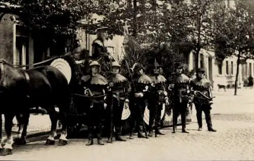 Foto Ak Dessau in Sachsen Anhalt, Schützenfest, Festzug, Festwagen, historische Kostüme