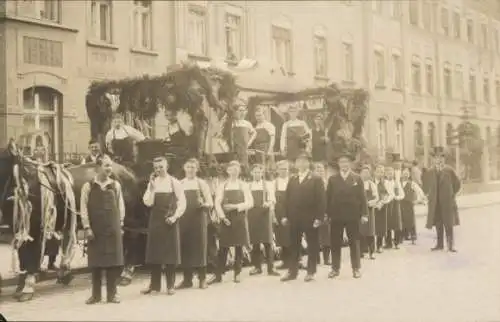 Foto Ak Dessau in Sachsen Anhalt, Festzug, Festwagen der Tischler