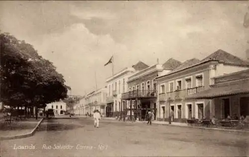 Ak Luanda Angola, Straße mit Häusern, Menschen, Bäumen,  Architektur.