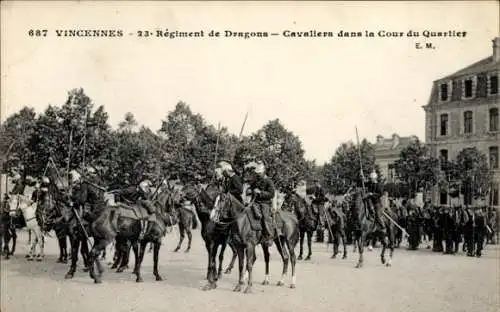 Ak Vincennes Val de Marne, 23. Regiment de Dragons, Kavalleristen, Kasernenplatz