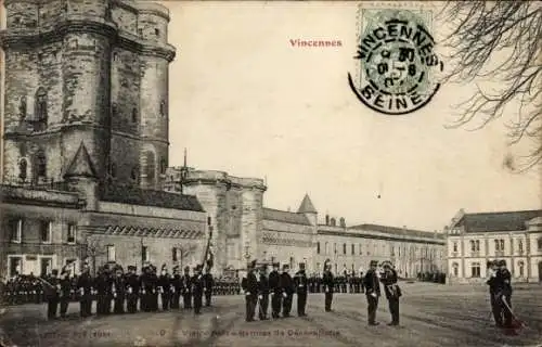 Ak Vincennes Val de Marne, Historisches Gebäude, Militärparade, Soldaten, dekorative Elemente