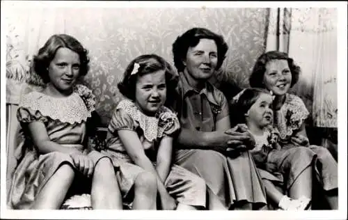Ak Königin Juliana der Niederlande, Prinzessinnen Beatrix, Irene, Margriet, Marijke, Soestdijk