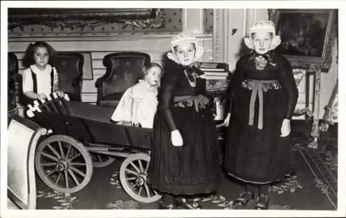 Ak Prinzessinnen Margriet und Marijke der Niederlande, Portrait, Tracht, Soestdijk 1949