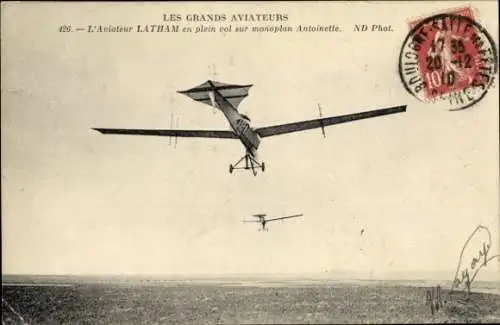 Ak Les Grands Aviateurs, L'Aviateur Latham en plein vol sur Monoplan Antoinette