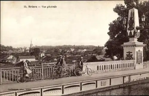 Ak Briare Loiret, Brücke mit Radfahrern, Häuser im Hintergrund, ländliche Landschaft, schöne A...