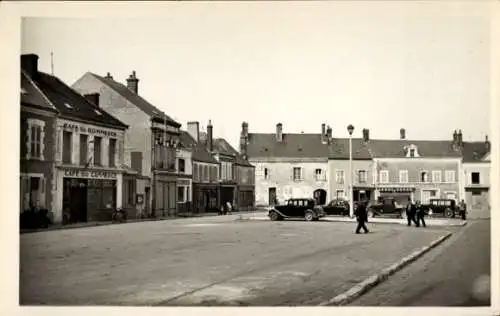 CPA Beaune la Rolande Loiret, La Place