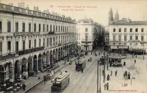 Ak Toulouse Haute Garonne, Historische Architektur, Platz du Capitole, Straßen mit Straßenbahnen