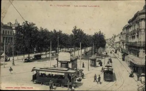 Ak Toulouse Haute Garonne, Avenue mit Bäumen, Straßenbahn, Menschen,  Architektur