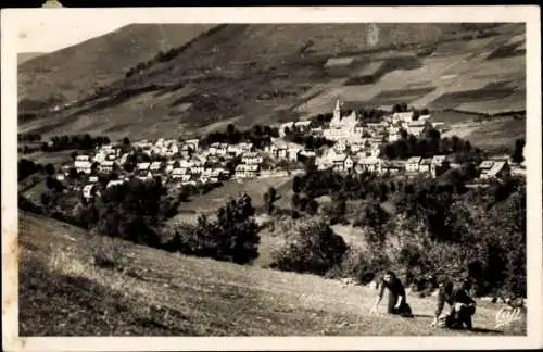 Ak Luchon Haute Garonne, Schöne Landschaft, Dorfansicht, Hügel, zwei Personen auf Wiese
