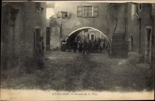 Ak Génolhac Gard, Altstadtgasse, Torbogen, Personen, Natursteinpflaster