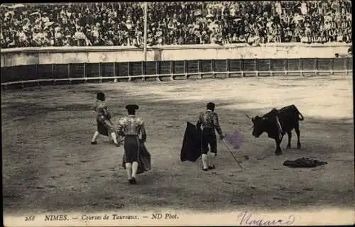 Ak Nîmes Gard, Stierkampf, Stier, Matadoren, Zuschauer, Arena