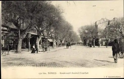 Ak Nîmes Gard, Boulevard Amiral Courbet in  Bäume, Geschäfte, Strassenansicht