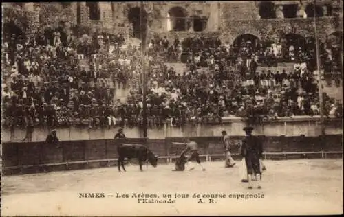 Ak Nîmes Gard, Arenen, Stierkampf, Zuschauer, Stier, Matador,  Szene