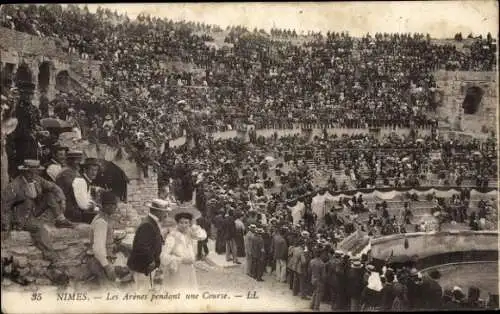 Ak Nîmes Gard, Römisches Amphitheater, große Menschenmenge,  Veranstaltung