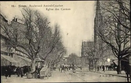 Ak Nîmes Gard, Boulevard Amiral-Courbet, Eglise des Carmes, Stadtansicht, Bürger