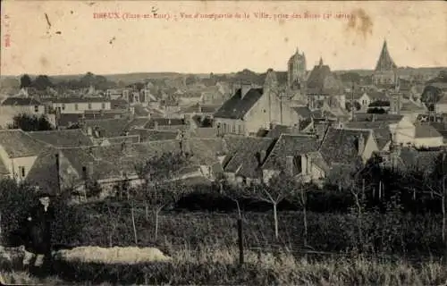 Ak Dreux Eure et Loir, Stadtansicht, mehrere Dächer, Kirche im Hintergrund, Landschaft