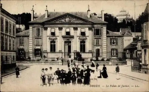Ak Dreux Eure et Loir, Palais de Justice,  Gebäude, Menschen auf Platz, Landschaft im Hintergrund