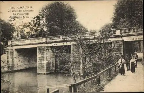 Ak Créteil Val de Marne, Brücke über Wasser, Spaziergänger, Bäume, 1918