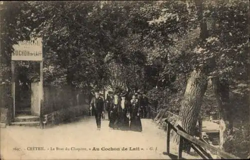 Ak Créteil Val de Marne, Café Au Cochon de Lait, Menschen auf dem Weg, Bäume, Wegzeichen