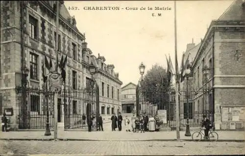 Ak Charenton le Pont Val de Marne, Cour de la Mairie,  Gebäude, Menschen in Kleidung der Zeit