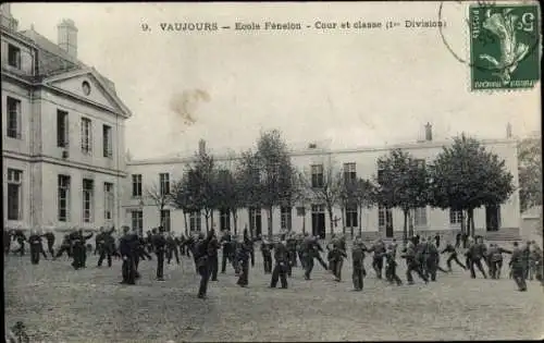 Ak Vaujours Seine Saint Denis, Ecole Fénelon, Schüler im Hof, 1. Division, Schwarz-Weiß-Foto