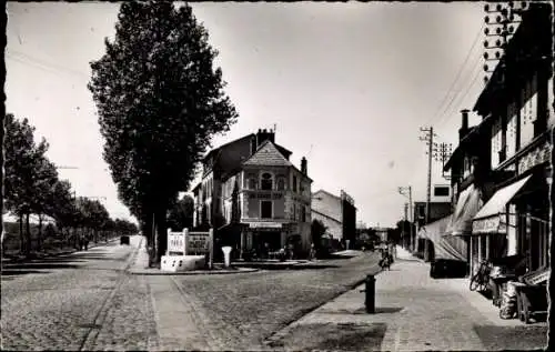 Ak Vaujours Seine Saint Denis, Stadtansicht, Hauptstraße, Geschäfte, Bäume, alte Gebäude