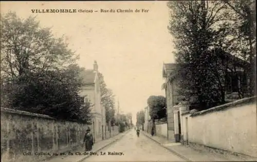 Ak Villemomble Seine Saint Denis, Straße Rue du Chemin de Fer, Häuser links, Bäume, Menschen, Sch