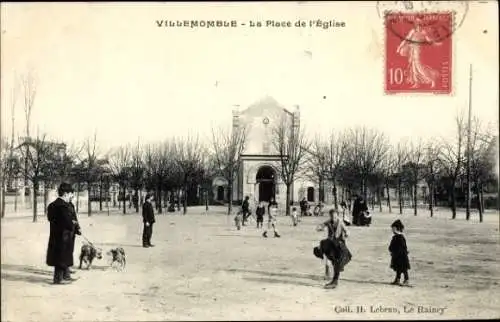 Ak Villemomble Seine Saint Denis, Platz vor der Kirche, Menschen mit Hunden, Bäume ohne Blätter