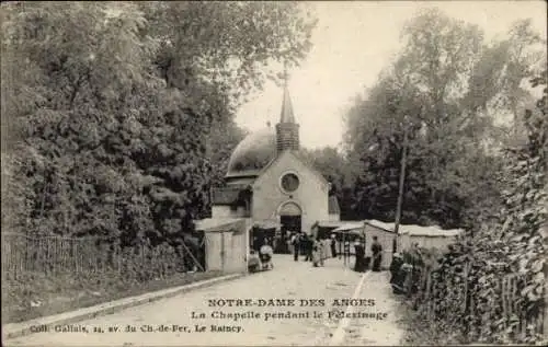 Ak Le Raincy Seine Saint Denis, Notre-Dame des Anges, Kapelle, Menschen, Bäume, Marktstände