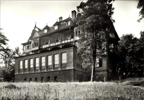 Ak Bad Liebenstein im Thüringer Wald, Historisches Gebäude, Viel Grün, Schwarz-Weiß Foto