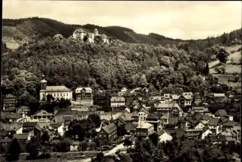 Ak Leutenberg in Thüringen, Aussicht auf eine malerische Stadt, umgeben von Natur, Schloss im Hin