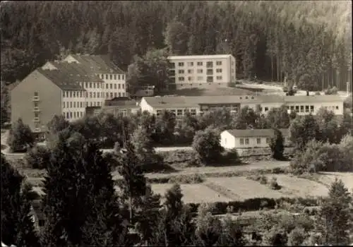 Ak Luisenthal im Thüringer Wald, FDGB-Erholungsheim Adolf Deter, Landschaft mit Wäldern, Gebäudea