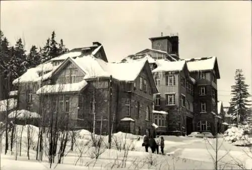 Ak Schierke Wernigerode im Harz, Schneebedeckte Gebäude, Menschen im Vordergrund, Winterlandschaf