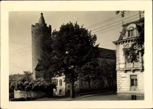 Ak Pößneck in Thüringen, Weißer Turm, Grundschule, alte Architektur, Straßenansicht