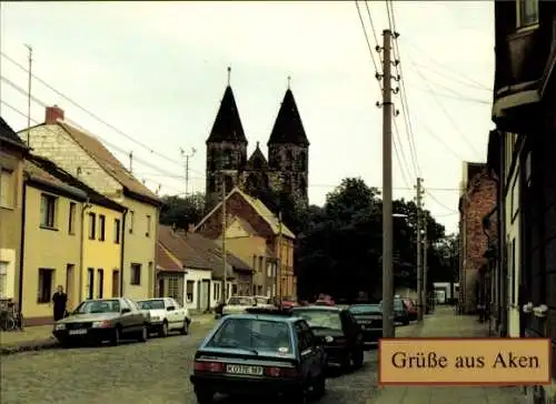 Ak Aken an der Elbe Sachsen Anhalt, Straße mit Autos, Nikolaikirche im Hintergrund, Grüße aus Ake