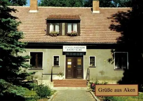 Ak Aken an der Elbe Sachsen Anhalt, Schullandheim Aken-Elbe, Fassade des Gebäudes, Blumen an Fens