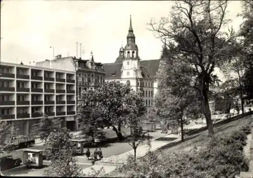 Ak Halle an der Saale, Stadtansicht mit Gebäuden, Bäume, Autos, Straße, Schwarz-Weiß-Foto