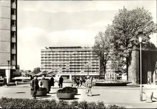 Ak Cottbus in der Niederlausitz, Cottbus Zentrum, moderne Gebäude, Brunnen, Passanten