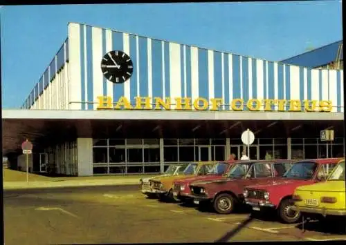 Ak Cottbus in der Niederlausitz, Bahnhof  modernistische Architektur, große Uhr, Autos vor dem Ge