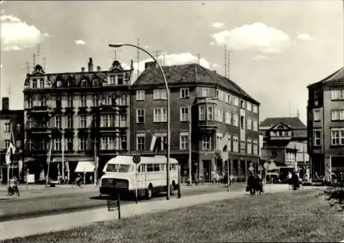 Ak Forst in der Lausitz, Bild von Berliner Straße, r Bus, Gebäude, Fahnen, Fahrräder