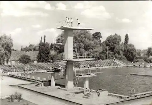 Ak Forst in der Niederlausitz, Schwimmbad, Sprungturm