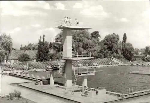 Ak Forst in der Niederlausitz, Schwimmbad, Sprungturm